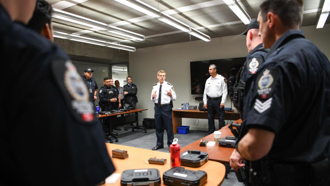 Chief Lipinski speaking with deployment class 